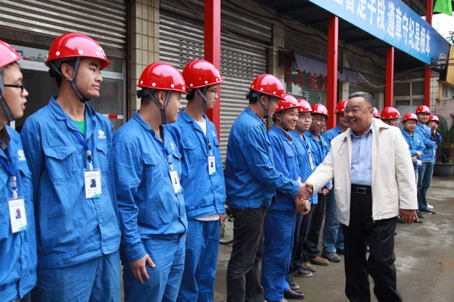 中國五冶集團(tuán)董事長、黨委書記程并強(qiáng)與項(xiàng)目部員工親切握手致意，祝大家節(jié)日快樂。